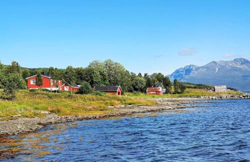 Lenvik House | 7 person holiday home in Rossfjordstraumen