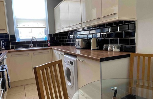 Cwmbrwla Apartment | 7 Person Home Flat w/Parking - Near Swansea Centre