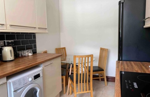 Cwmbrwla Apartment | 7 Person Home Flat w/Parking - Near Swansea Centre