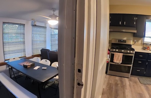 Lindenwold House | 7 Person Sleeper- 4Bd 2Ba King Bed Lake Getaway