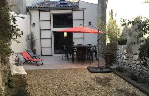 Cereste House | 7-person vacation home with reversible air conditioning and outdoor courtyard in the Luberon