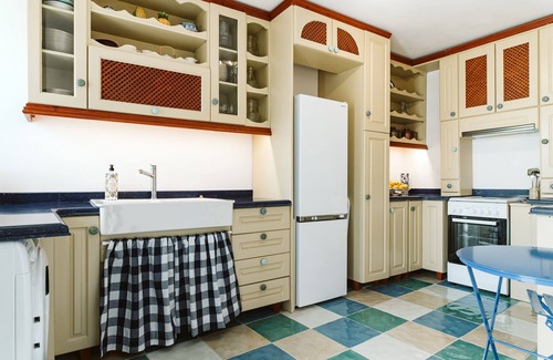 Imerovigli Villa | 7 person villa with large pool, central location!