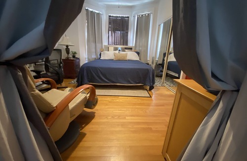 North Bergen House | 7 private room with Jacuzzi, massage Seat parking