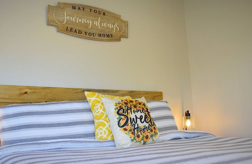 Snowflake Hotel | #7 Quaint Room in Historic Inn, Sunflower Spot