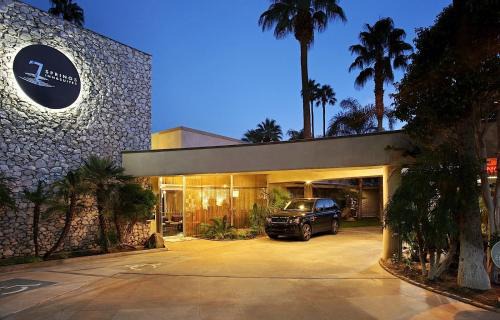Uptown Design District Hotel | 7 Springs Inn & Suites