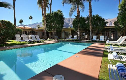 Uptown Design District Hotel | 7 Springs Inn & Suites