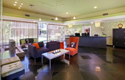 Uptown Design District Hotel | 7 Springs Inn & Suites