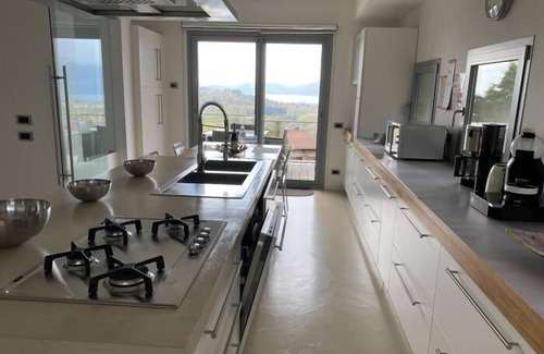 Besozzo Villa | 7-zimmer-luxusvilla mit Infinity Pool, Garage, Klimaanlage und Pizzaofen