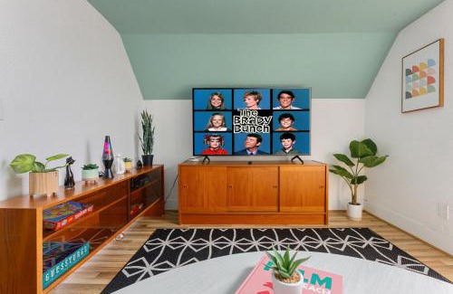 Traverse City Apartment | 70's Vibe Beach Downtown AC Nightlife