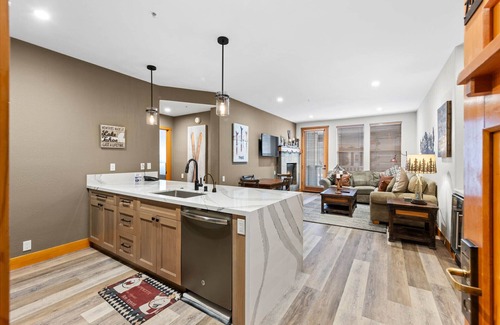 Olympic Valley Condo | 700 | Premium 2BD - King, Doubles, A/C + Pool
