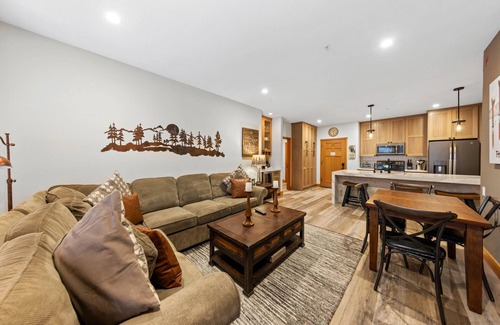 Olympic Valley Condo | 700 | Premium 2BD - King, Doubles, A/C + Pool