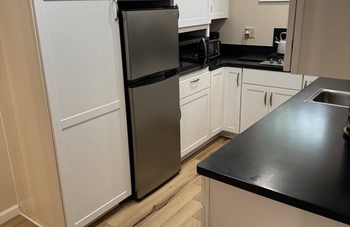 Chico Cottage | 700 sq ft 1 bedroom cottage with central AC and 200 yards from Bidwell Park