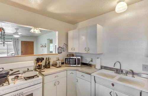 Farmington House | 700ft From Starbucks! Townhouse ! Central Location!