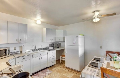 Farmington House | 700ft From Starbucks! Townhouse ! Central Location!