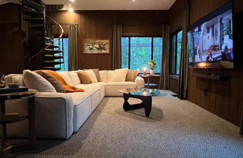 Michaywe House | 70s Retro Escape Hot Tub, Sauna & Arcade Games
