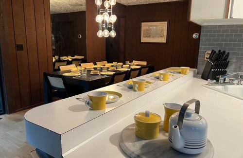 Michaywe House | 70s Retro Escape Hot Tub, Sauna & Arcade Games