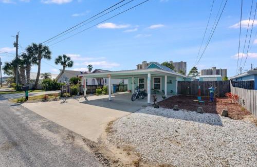 Holiday Beach House | 7131 Sunset Ave - Cottage by The Sea with pool