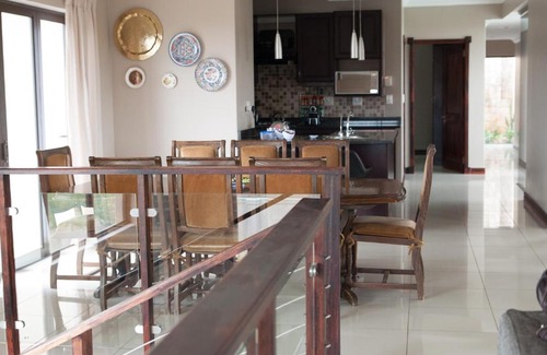 Sheffield Beach House | 72 on Gail