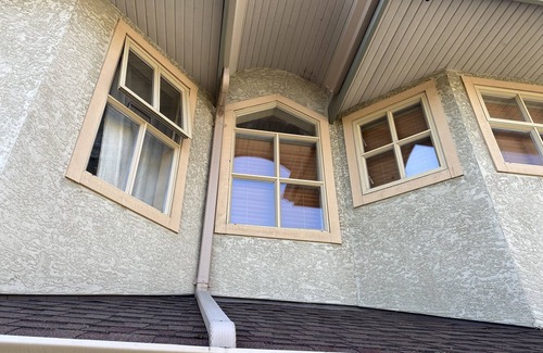 Saanich House | 7204 10min Camosun College Victoria General Hospital & Commonwealth Pool & Gym