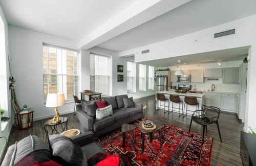 Westown Apartment | 725- Big 2 bedroom/king beds/Corner Unit/+ parking