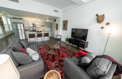 Westown Apartment | 725- Big 2 bedroom/king beds/Corner Unit/+ parking