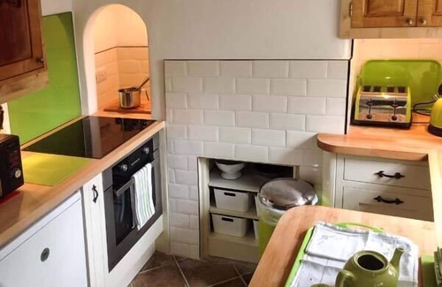 Litton Cottage | 73 RAVENSDALE COTTAGES, romantic, with open fire in Cressbrook