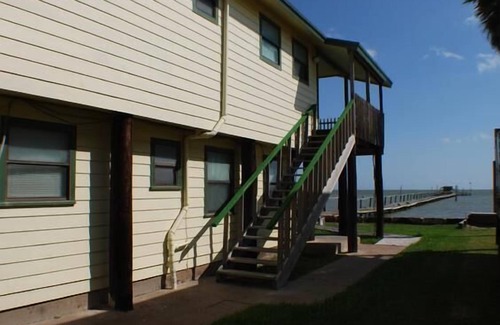 Willacy County House | 736 North Shore - Quaint Home on the Water!
