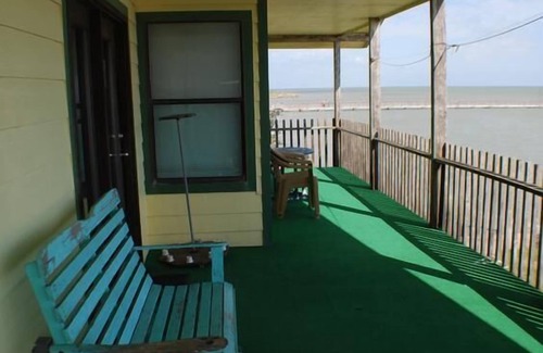 Willacy County House | 736 North Shore - Quaint Home on the Water!
