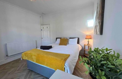 Scunthorpe House | 74 Ashby House 3 bed townhouse