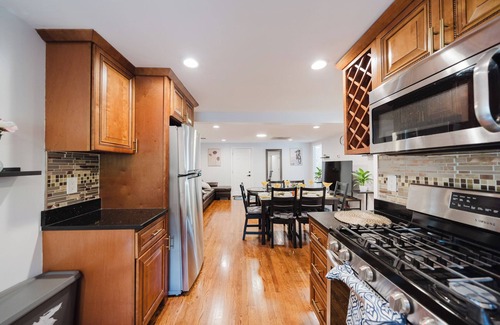 Quincy Apartment | 74L - 2BR Quincy - Cozy Couple Hideout near Wollaston Beach