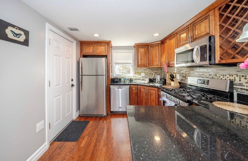Quincy Apartment | 74R - 2BR Quincy - Romantic Stay near Wollaston Beach