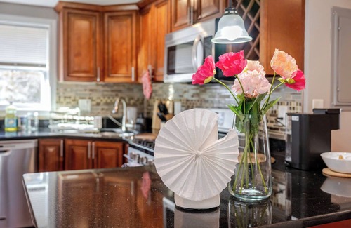 Quincy Apartment | 74R - 2BR Quincy - Romantic Stay near Wollaston Beach