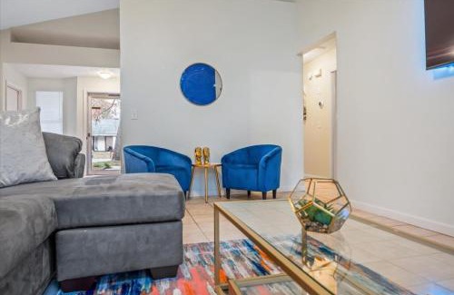 Colonial Oaks House | 75' TV - Summer Retreat - King Bed, Large Yard, No Stairs