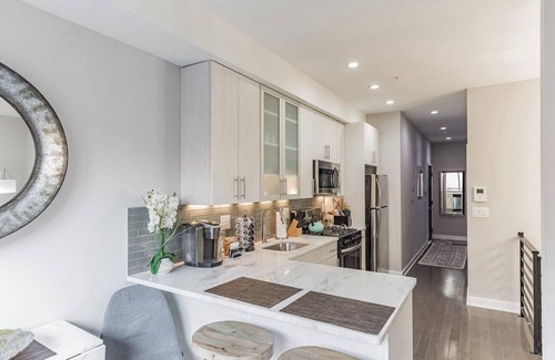 Fairmount Apartment | 755 Capitol - A Exquisite 3 Bedroom Home in Fairmount