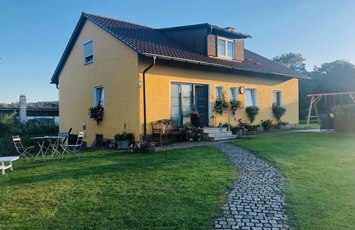 Riglasreuth Apartment | 75qm-große Ferienwohnung mit Terrasse, Liegewiese und Spielmöglichkeiten für Kinder
