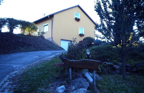Riglasreuth Apartment | 75qm-große Ferienwohnung mit Terrasse, Liegewiese und Spielmöglichkeiten für Kinder