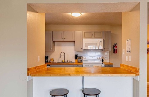 Northeast Heights Apartment | 760 On The Blvd Studio 45 Overlooking NobHill
