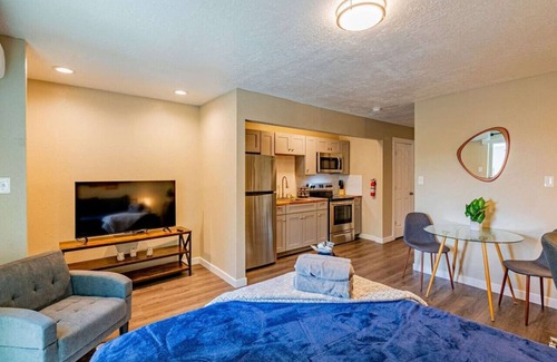 Northeast Heights Apartment | 760 On The Blvd Studio 42 Overlooking Nobhill