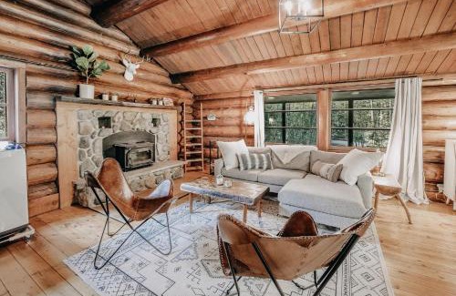 Warnick House | 76GS - Genuine Log Cabin - WIFI - Pets Ok - Sleeps 4