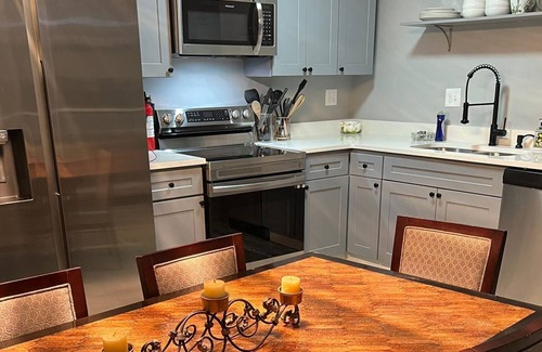 Whitehaven House | 7BA Chic Rancher Near Graceland and Airport Sleeps 30