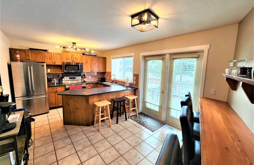 East Kootenay House | 7BD | Family & Friends | 360 Views ! | A/C |Sauna