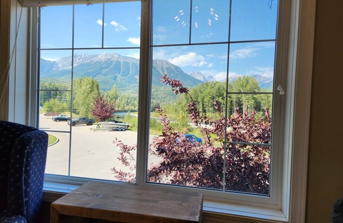 East Kootenay House | 7BD | Family & Friends | 360 Views ! | A/C |Sauna