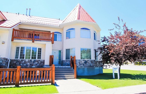 East Kootenay House | 7BD | Family & Friends | 360 Views ! | A/C |Sauna