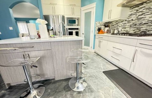 Northwest Edmonton House | 7BDRM Pet Friendly 3Car Garage Home >Sleeps18
