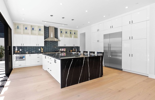 Encino House | 7bed, 6 bath house with pool & jacuzzi, fitness room in terrific Los Angeles