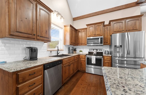 Hollister Cabin | 7BR/6BA, Hot Tub, Shuffleboard & Foosball, 2 Pools, Table Rock & Thunder Ridge