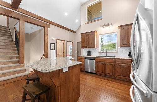 Hollister Cabin | 7BR/6BA, Hot Tub, Shuffleboard & Foosball, 2 Pools, Table Rock & Thunder Ridge