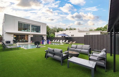 Buena Vista House | 7BR Design District Two Villas, Private Pool, Backyard, Outdoor Lounge & Dining