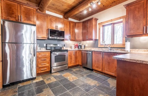 Labelle Ski Chalet | 7BR LogCabin/Spa/Nature/MontTremblant Area/18 Guests