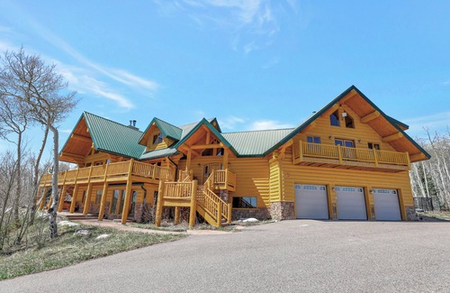 Hartsel House | 7BR Mountain Retreat ~ Hot Tub ~ Epic Mtn Views ~ Game Room ~ Wood Fireplaces